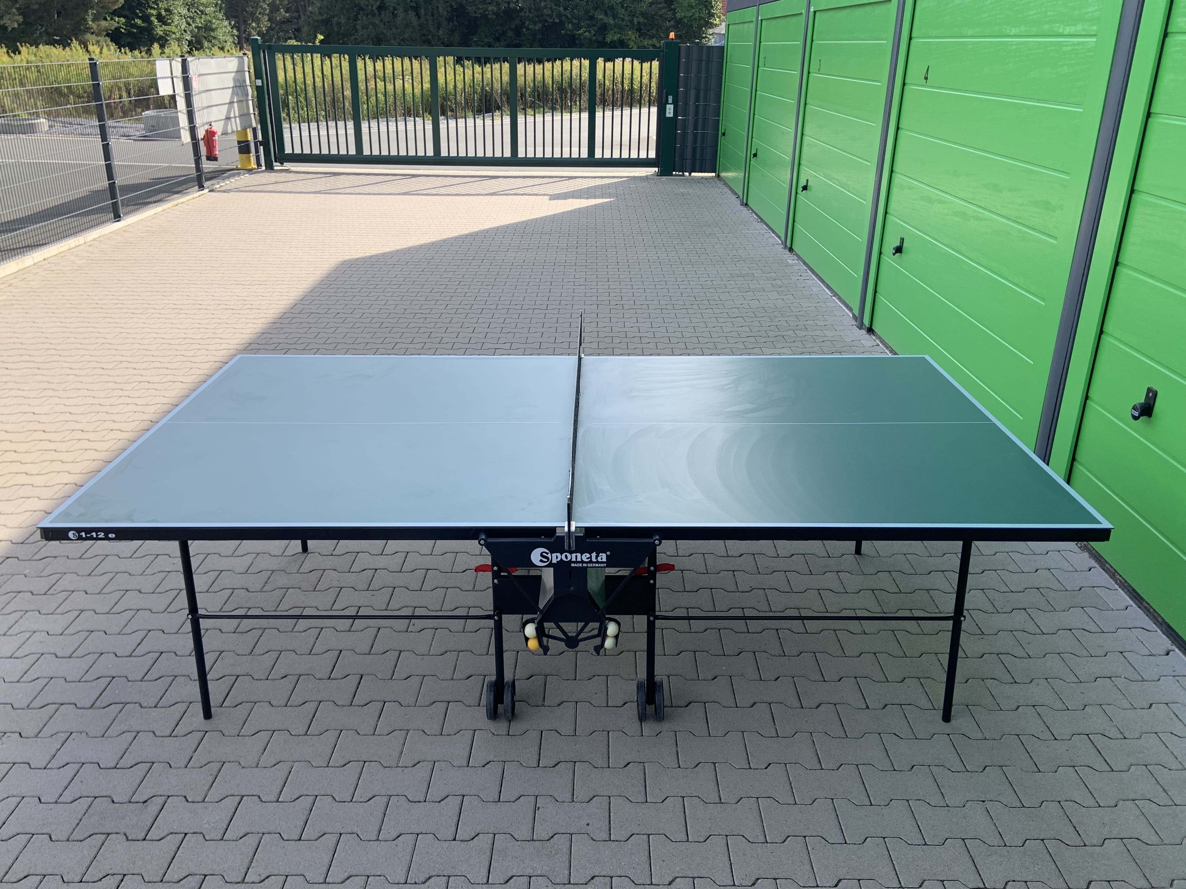 Tischtennisplatte mit Zubehör für Indoor und Outdoor mieten